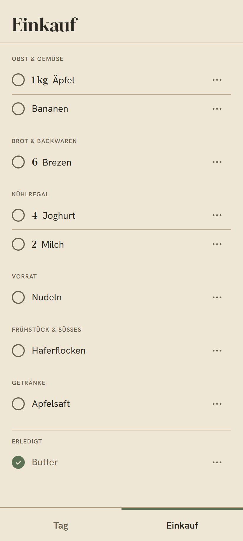 Die Einkaufsliste am Handy, nach Abteilungen sortiert: Äpfel, Bananen, Brezen, Joghurt, Milch, Nudeln, Haferflocken und Apfelsaft; die Butter ist schon abgehakt.